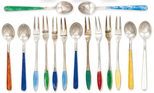 Juego de doce cucharillas y 12 tenedores de ostras de plata mejicana punzonada Ley Sterling con decoración de esmalte de colores.