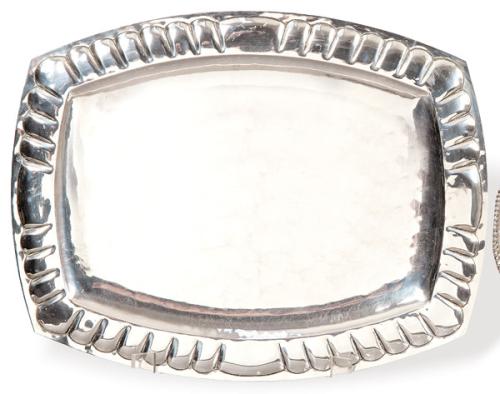 Bandeja rectangular con lados curvos de plata mejiana punzonada Ley Sterling de Maciel.