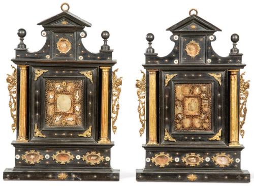 Pareja de relicarios renacentistas en madera ebonizada, bronce y latón,  época de Felipe II (1556-1598) h. el último tercio del S. XVI.