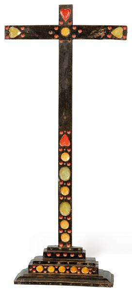 Cruz relicario colonial de madera tallada con acabado en maque y policromada Virreinato de Nueva EspañaS. XVIII.