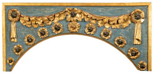 Sobrepuerta en forma de arco de madera tallada, policromada y dorada, España S. XVIII.