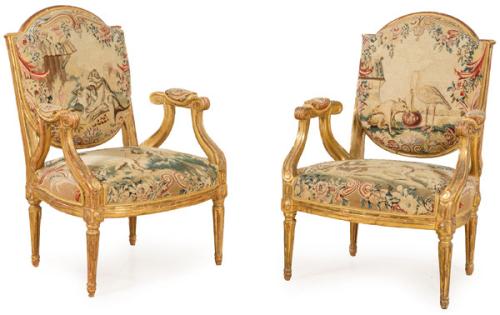 Pareja de butacas neoclásicas en madera tallada y dorada, con tapicería de Aubusson con escenas de animales.