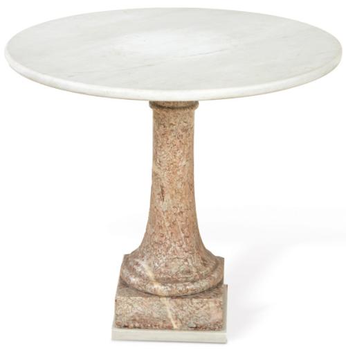 Mesa velador con tapa circular de mármol blanco, sobre pedestal en forma de columna de mármol rosa.