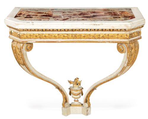 Consola neoclásica, con tapa de mármol sobre estructura en madera tallada con motivos vegetales, pintada y parcialmente dorada. Italia, finales S. XVIII