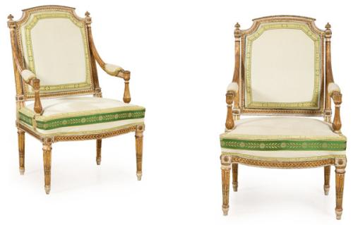 Pareja de butacas Luis XVI en madera tallada pintada y parcialmente dorada, con respaldo recto rematado en "chapeau" y dos columnas acanaladas laterales al aire de las que parten los brazos. Tapicería de época posterior. Francia, finales S. XVIII