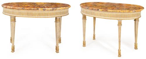 Pareja de mesas de centro Luis XVI, con tapa ovalada de mármol, con cintura en forma de friso en madera tallada pintada y parcialmente dorada, y patas en estípite. Finales S. XVIII