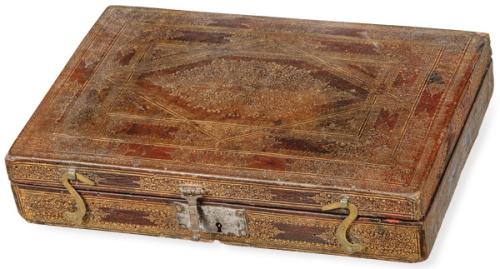 Caja escribanía de cuero gofrado en forma de libro, S. XIX.