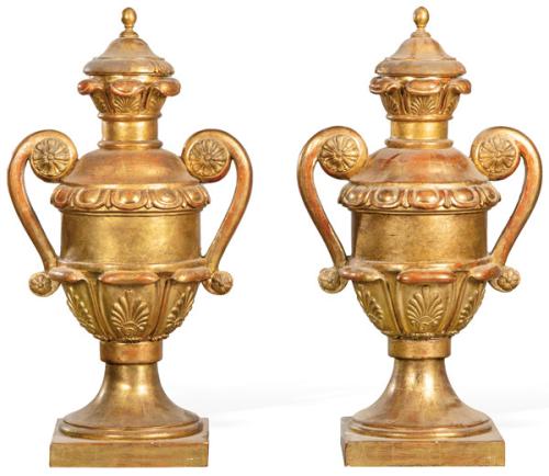 Pareja de ánforas clásicas de madera tallada y dorada, España ff. S. XIX.