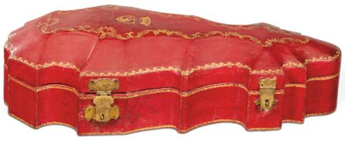 Estuche de piel roja gofrada con corona condal, Francia S. XVIII.
