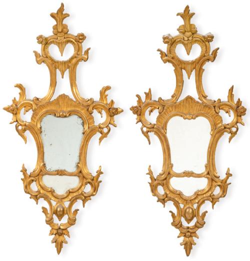 Pareja de cornucopias en madera tallada, calada y dorada.
