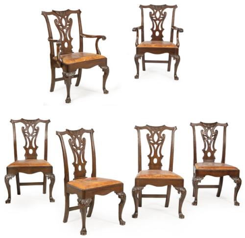 Conjunto de 10 sillas y 2 butacas estilo Chippendale en madera de caoba. Con respaldo calado y tallado. Asientos de piel, algunos con desperfectos.