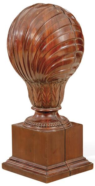 Funda para globo terraqueo Jorge III,  de caoba tallada en forma de concha, Inglaterra último tercio S. XVIII.