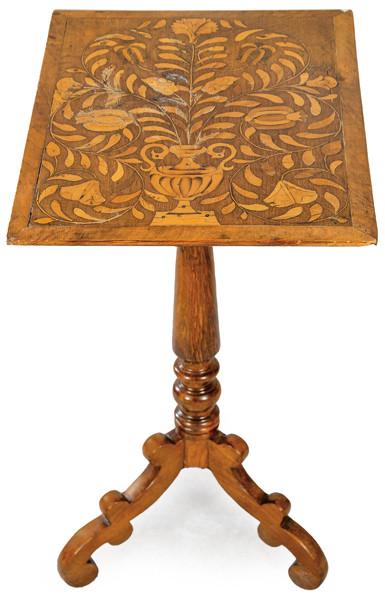 Mesa auxiliar tilt-top isabelina con tapa rectangular, en madera de nogal, con marquetería de motivos vegetales, sobre pedestal torneado.