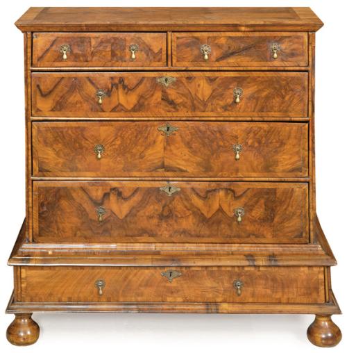 Cómoda William and Mary en madera de nogal y raíz de nogal