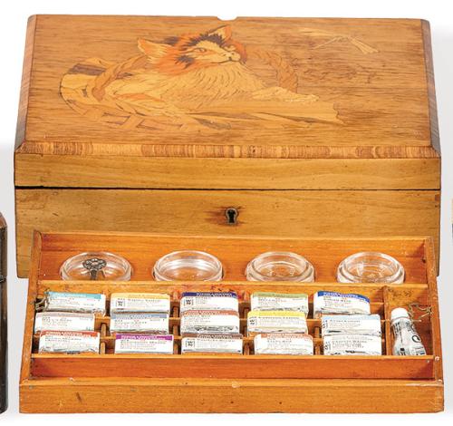 Caja de acuarelas Arts & Crafts de madera de plátano con marquetería de maderas frutales, Inglaterra h. 1900.