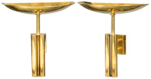 Pareja de apliques de pared en latón, con pantalla semicircular.