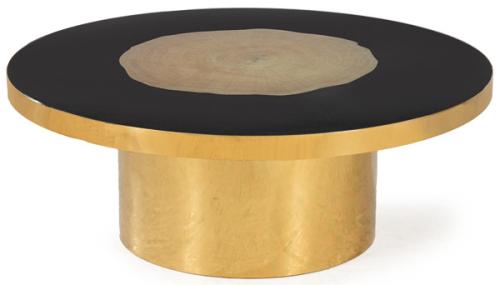 Mesa de centro, con tapa circular en cristal negro y tronco de árbol, sobre base cilíndrica de latón.