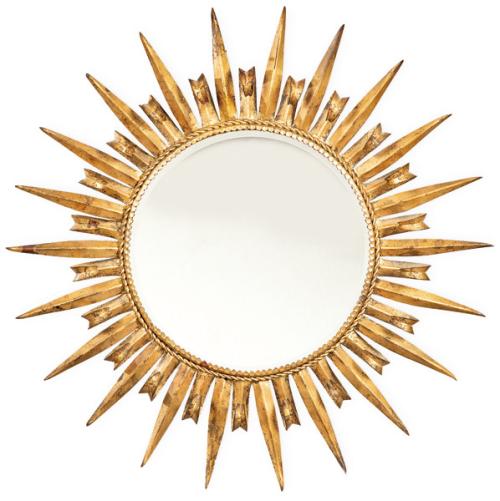 Espejo en metal dorado con marco en forma de sol con rayos concéntricos.