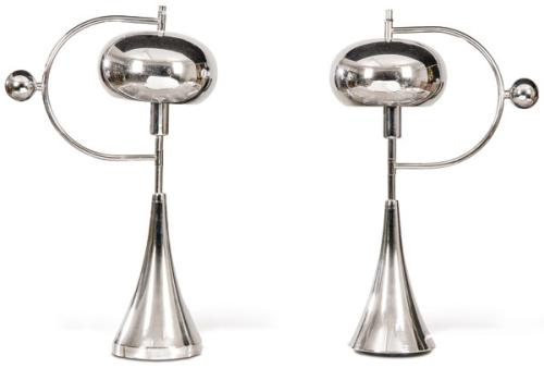 Pareja de lámparas en metal cromado.