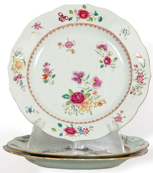 Juego de tres platos de porcelana de Compañía de Indias, Familia Rosa, Dinastía Qing, época de Qianlong (1736-95)