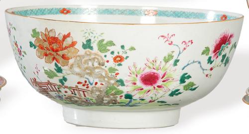 Cuenco de porcelana china con esmaltes polícromos, Dinastía Qing S. XIX.