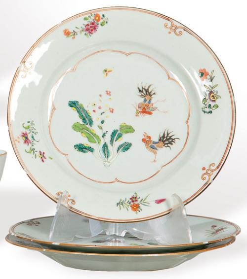 Juego de tres platos de porcelana de Compañía de Indias, Familia Rosa, Dinastía Qing, época de Qianlong (1736-95)