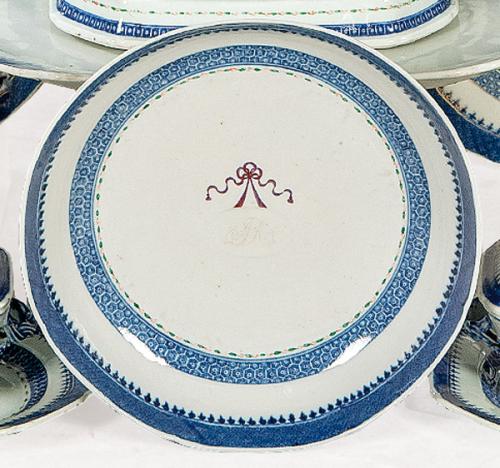 Fuente circular honda  de porcelana de Compañía de Indias azul y blanco Dinastía Qing, época de Qianlong (1736-95)