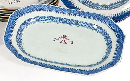 Una fuente de porcelana de Compañía de Indias azul y blanco Dinastía Qing, época de Qianlong (1736-95)