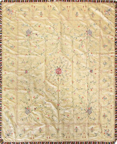 Colcha de Manila en seda, forrada con campo blanco y bordados de colores, S. XIX.