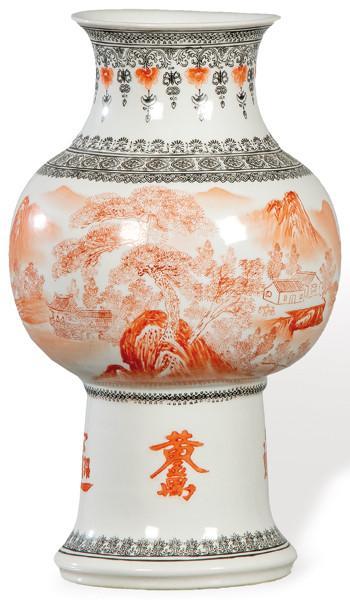  Jarrón de porcelana china en negro y rojo de cobre, con marca apócrifa de Qianlong, Periodo República h. 1930.