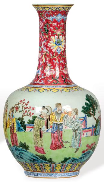 Jarrón de cuello largo de porcelana china con esmaltes polícromos, Dinastía Qing ff. S. XIX