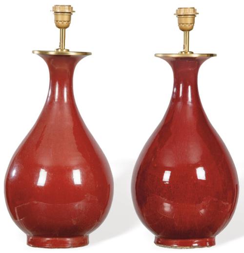 Pareja de lámparas periformes realizadas con jarrones de porcelana china con vidriado "Sangre de Toro", Dinastía Qing S. XIX.