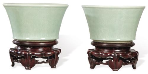 Pareja de jardineras de porcelana china con vidriado celadón y decoración grabada S. XX.