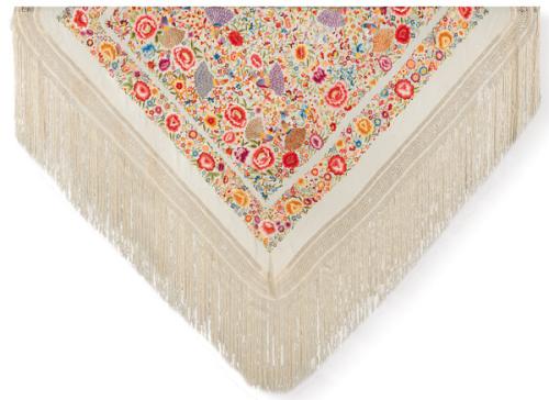 Mantón de Manila de crespón beis con bordados de colores y decoración de pavos reales, peonías y flores variadas.