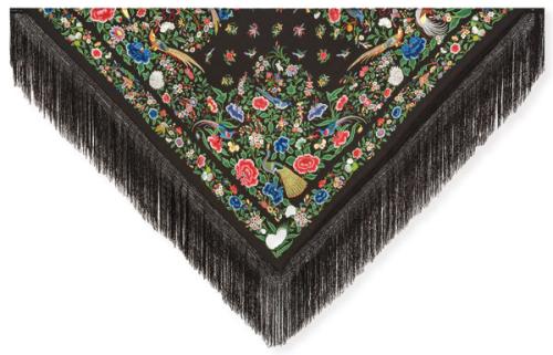 Mantón de Manila en seda negra con bordados de flores de colores.