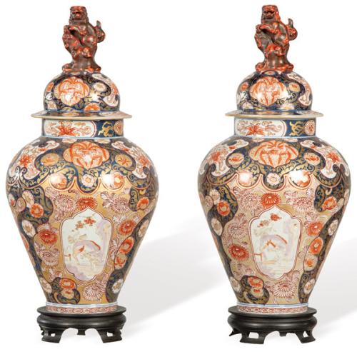 Pareja de jarrones de porcelana francesa de Samson, siguiendo modelos japoneses de porcelana Imari S. XIX.