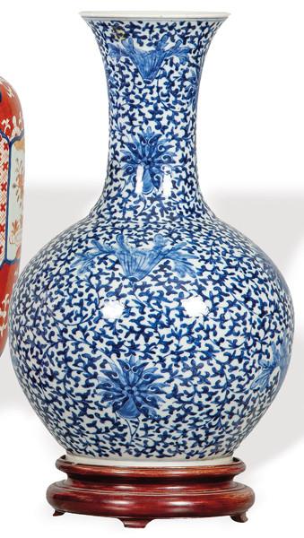 Jarrón de porcelana china azul y blanco con marca apócrifa de Kangxi (1662-1722) h. 1910.