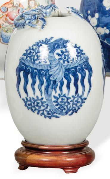  Pequeño jarrón ovoide de porcelana china azul y blanco con márca apócrifa de sello de Yongzheng (1723-35) último tercio S. XX.