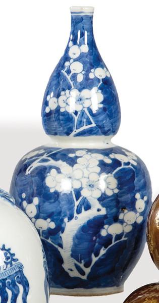  Jarrón doble calabaza de porcelana china azul y blanco, Dinastía Qing, época de Kangxi (1662-1722) decorado con rama de ciruelo florida sobre fondo helado.