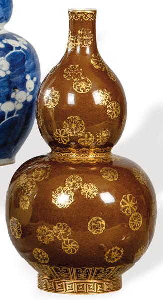 Jarrón doble calabaza de porcelana china con vidriado café au lait y decoración dorada, Dinastía Qing, época de Xianfeng (1851-61).