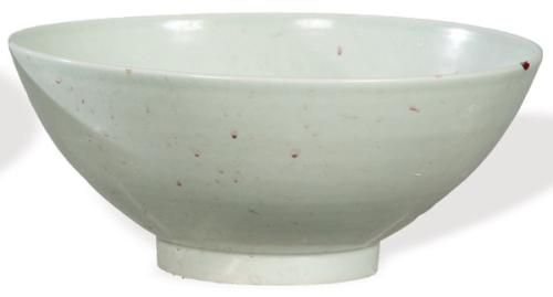  Gran cuenco de porcelana china con vidriado qing bai y dranes en decoración secreta an-hua, Dinastía Qng S. XVIII.