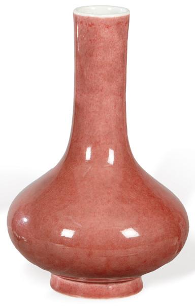  Jarrón de cuello largo de porcelana china con vidriado rosa con  marcas de Qianlong Dinastía Qing (1736-95)
