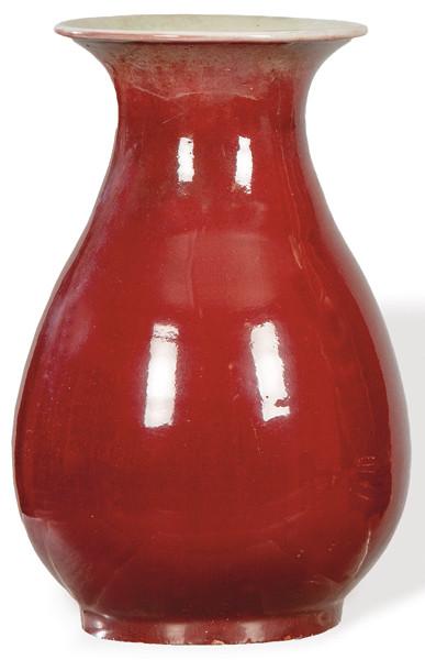 Jarrón periforme de porcelana china Sangre de Toro, Dinastía Qing S. XVIII.