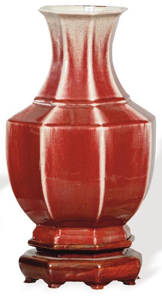 Jarrón poligonal de porcelana china con vidriado Sangre de Toro, S. XX.