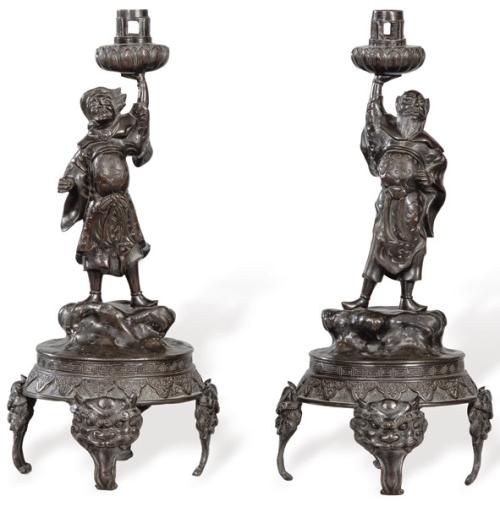 Pareja de candeleros de metal patinado, China Dinastía Qing ff. S. XIX.