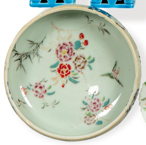  Cuenco de porcelana con esmaltes polícromos con marca en la base no identificada S. XIX.