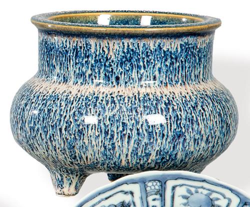 Ding de porcelana china con esmaltado blanco con jaspeado en azul, Dinastía Qing, S. XIX.