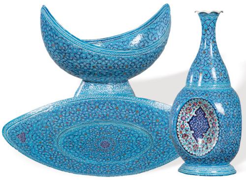 Conjunto de bandeja, centro de mesa abarquillado y botella de esmalte turquesa iraní.