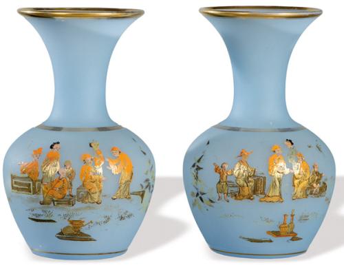 Pareja de jarrones de cristal azul translúcido con decoración de chinerías pintadas y doradas, Francia h. 1920-30.