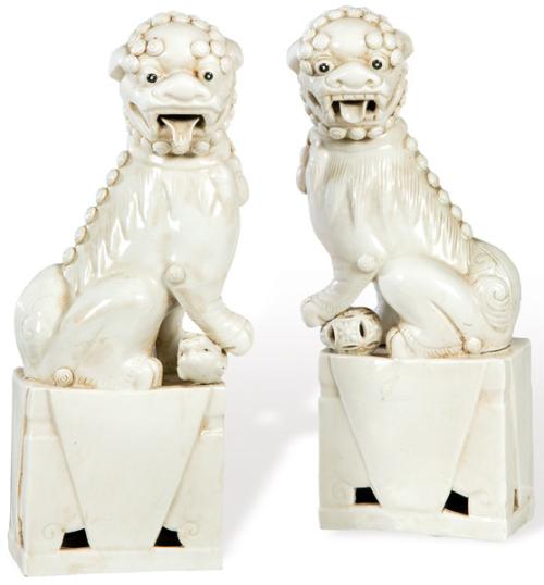Pareja de leones de Foo en porcelana china "Blanco de china" S. XX.